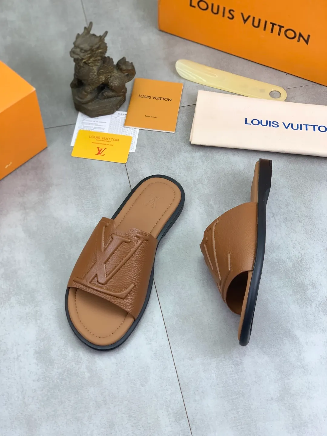 Men's shoes 💰P340 💰【New style】🆘 High quality 【LOUIS VUITTON】The popular Louis Vuitton LV men's slippers on the official website are on sale simultaneously! Original pebbled calfskin fabric imported from Italy. Original factory special supply. Size: 38-46. 4️⃣ colors available.